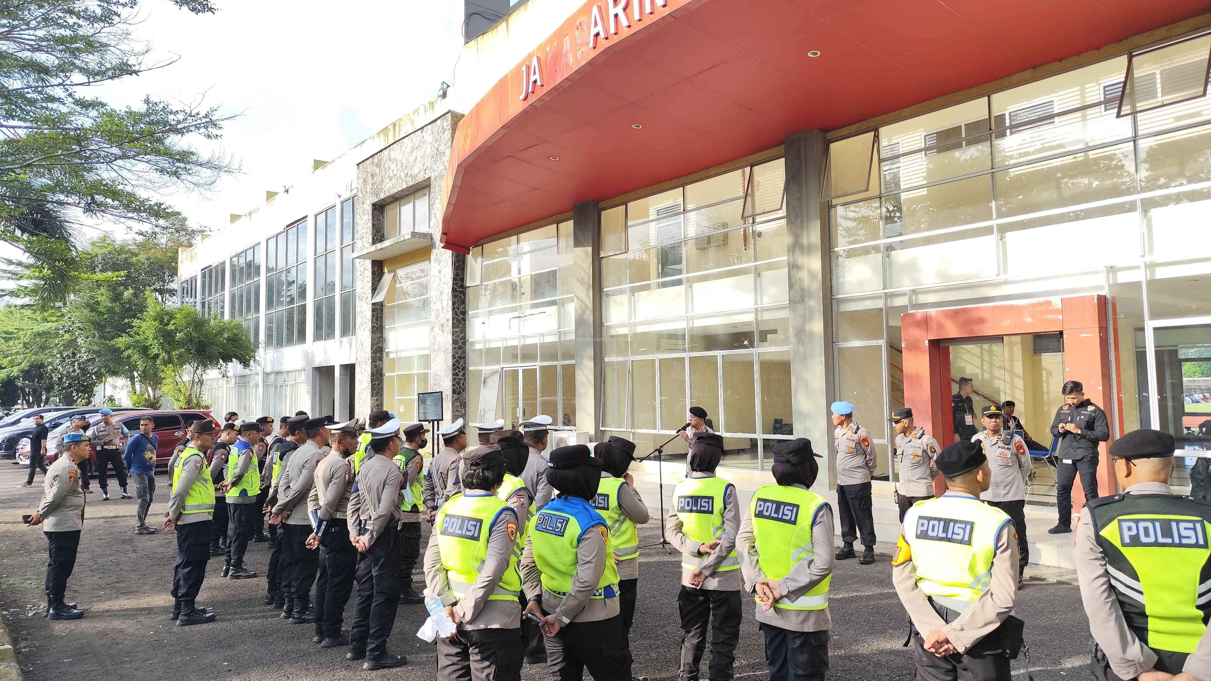  Personel Polrestabes Palembang Amankan Konser “Malam Cerita Cinta” di Jakabaring Sport City