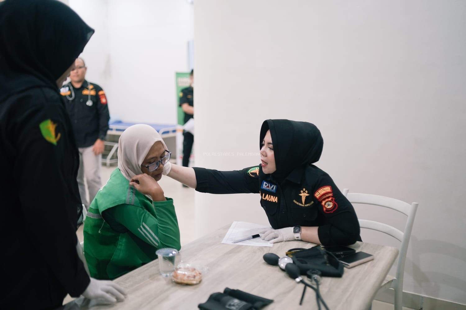 Sidokkes Polrestabes Palembang Gelar Pemeriksaan Gratis, dr. Launa Refunidha Layani Ratusan Pengemudi Ojol