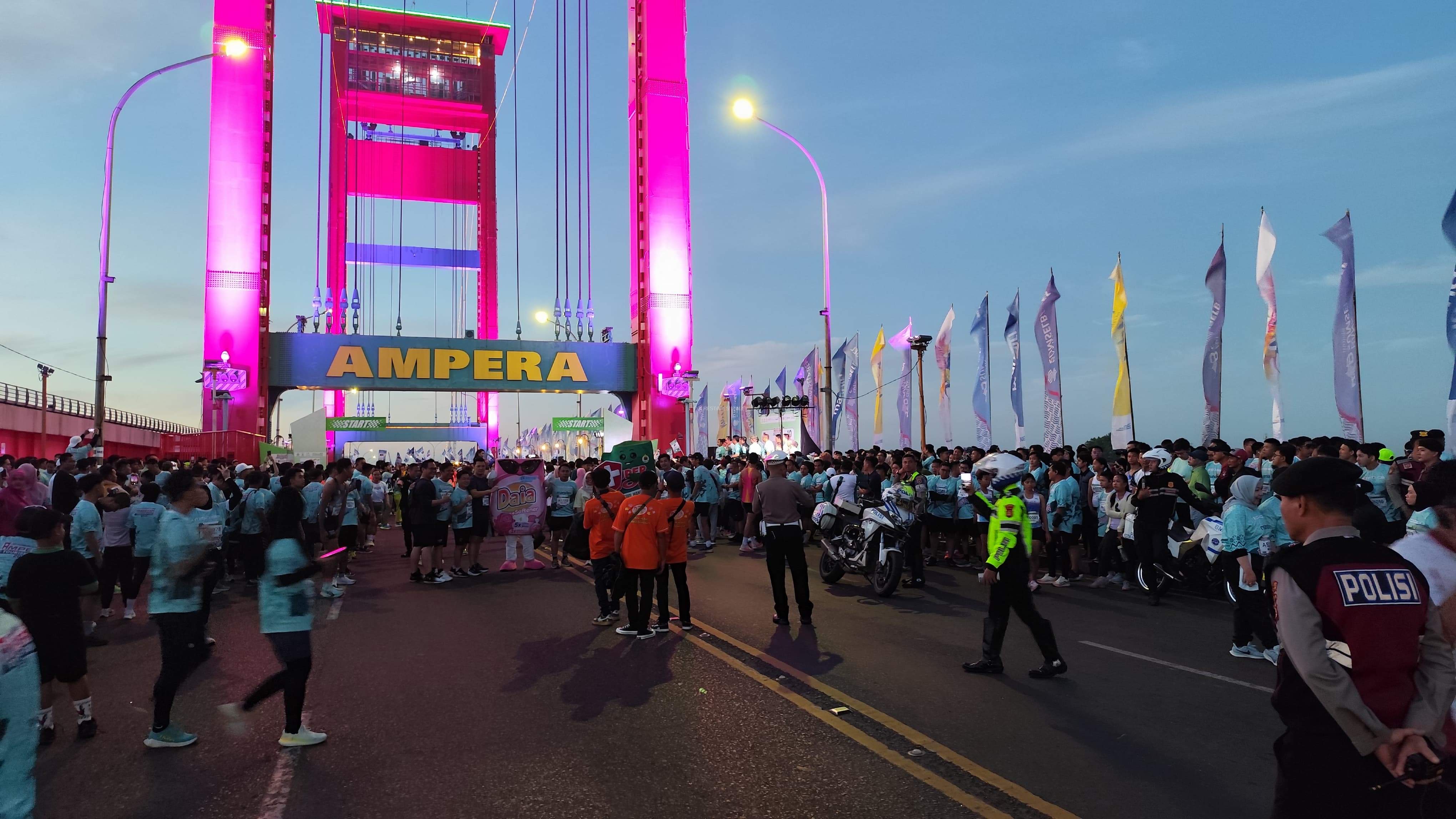Semarak Ampera Tourism Run 2025: Ribuan Peserta Penuhi Jembatan Ampera, Polrestabes Palembang Kawal Ketat Jalannya Kegiatan