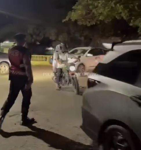 Satgas Preventif melakukan pengaturan arus lalu lintas di kawasan Perumnas Sako