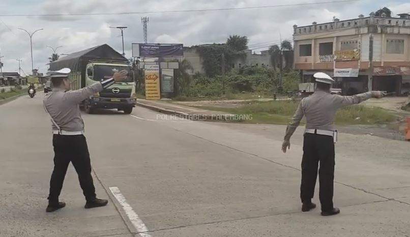 Sat Lantas Polrestabes Palembang Amankan Kendaraan Sumbu 3 di Terminal Karya Jaya, Prioritaskan Arus Balik Masyarakat