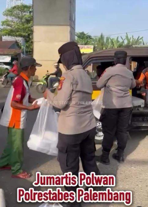 Polwan Polrestabes Palembang Bagikan Sarapan Gratis untuk Warga Kurang Mampu