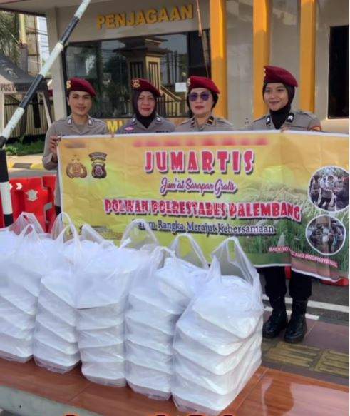 Polwan Polrestabes Palembang Berbagi Sarapan Gratis untuk Warga