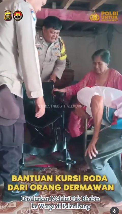 Bantuan Kursi Roda dari orang Dermawan Disalurkan Melalui Pak Bhabin ke Warga di Palembang