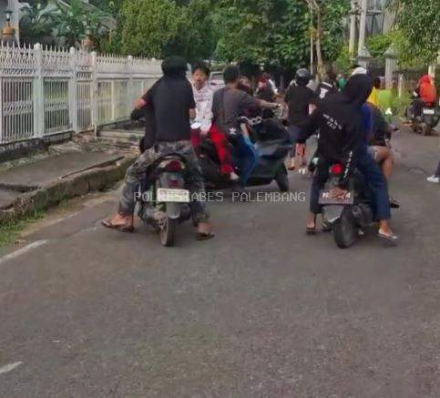 Pantau Wilayah Sambil Olahraga, Pak Bhabin Bubarkan Kerumunan Pelajar di Kambang Iwak