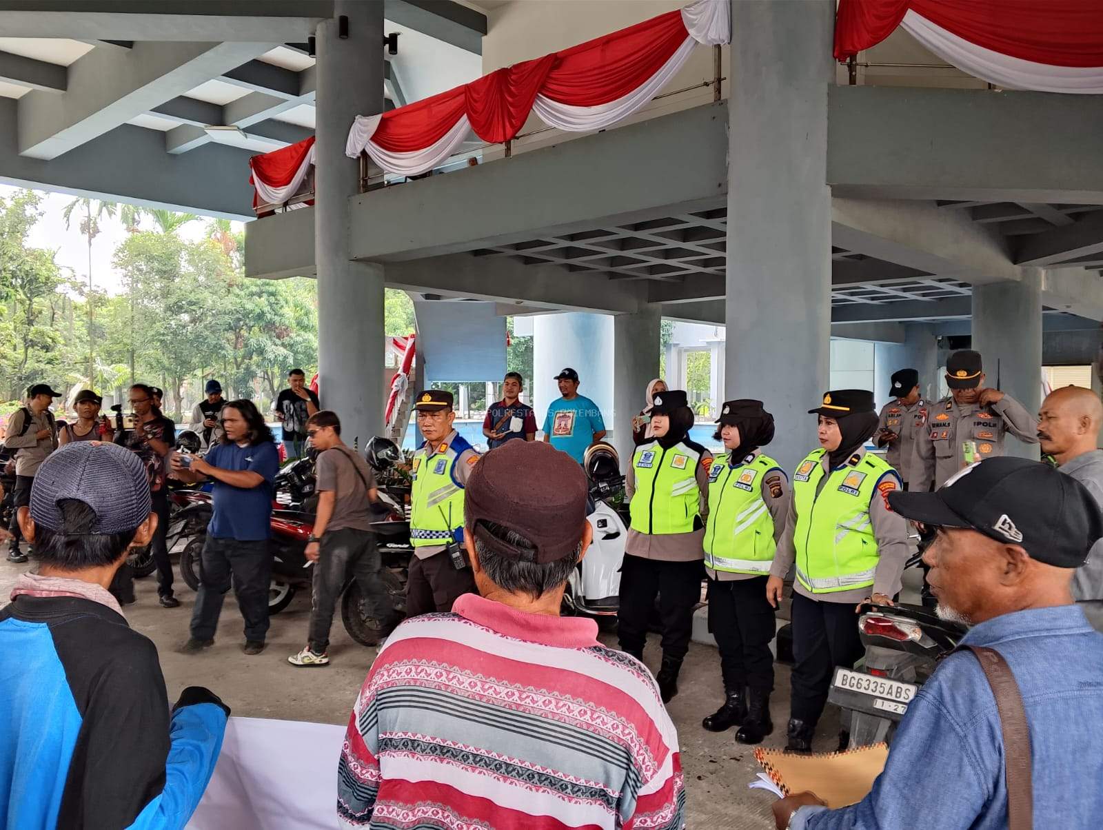 Polrestabes Palembang Amankan Aksi Unjuk Rasa dari K-MAKI Sumsel di Kantor DPRD Kota Palembang