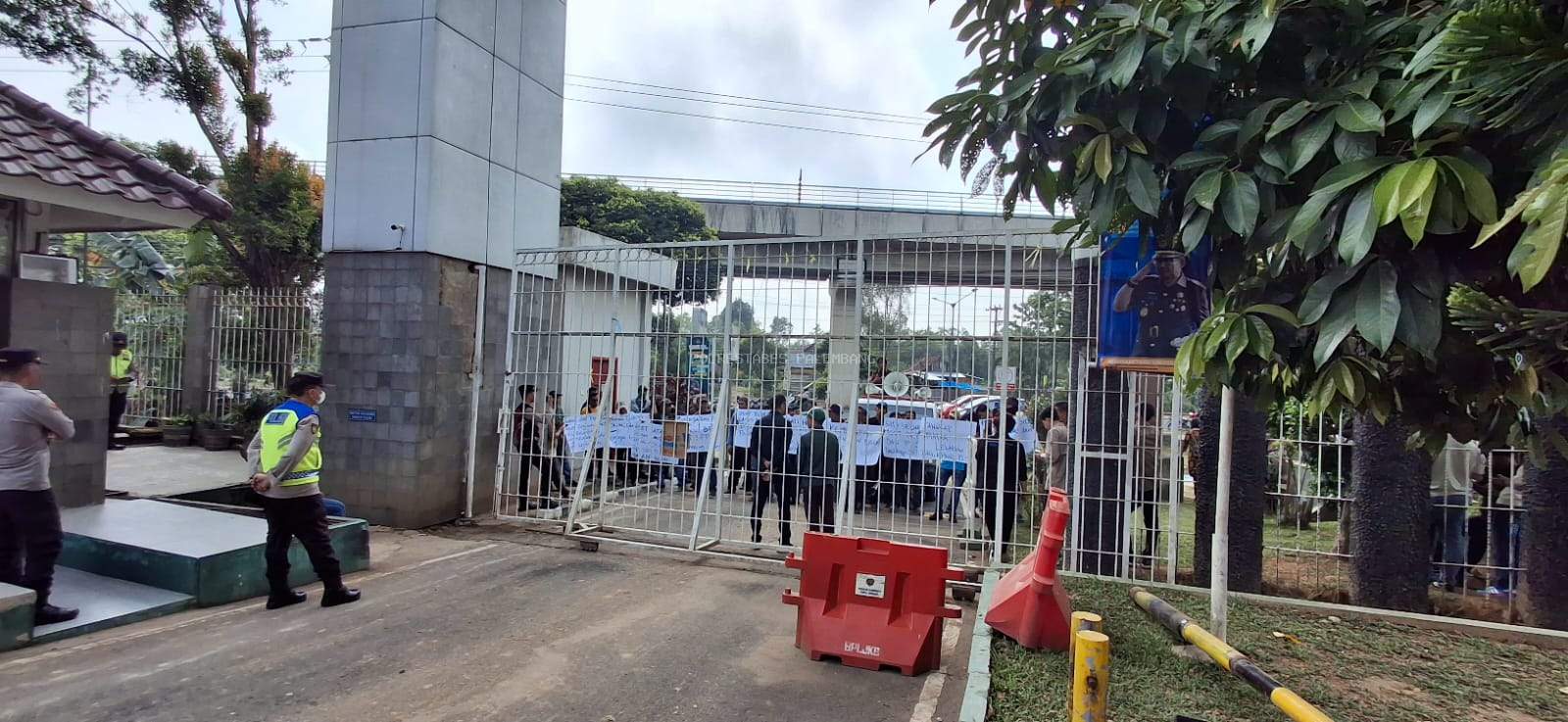Regu 7 Negosiator Polwan Amankan Dua Sesi Unjuk Rasa di Kantor Kejaksaan Tinggi Sumsel