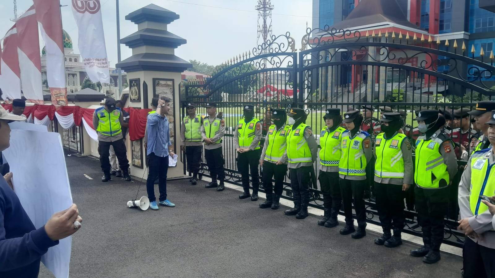 Regu 6 Negosiator Polwan Laksanakan Pengamanan Dua Sesi Unjuk Rasa di Polda Sumsel