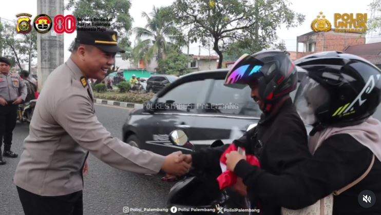 Polrestabes Palembang Bagikan 500 Bendera Merah Putih kepada Masyarakat