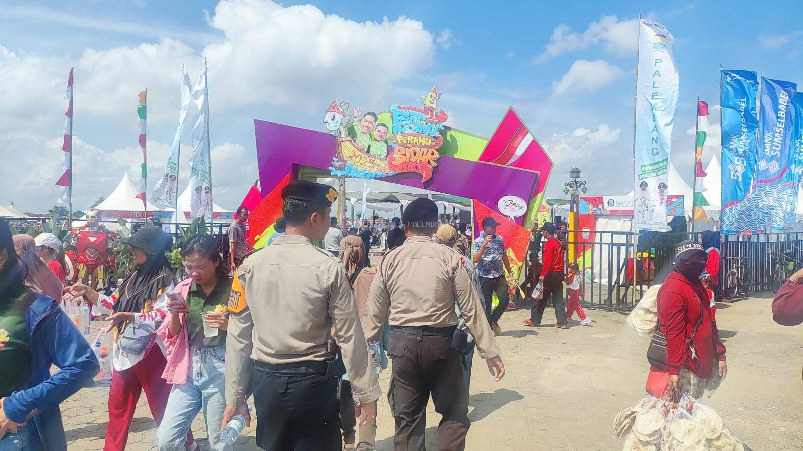 Kasat Pam Obvit Polrestabes Palembang Pimpin Patroli dan Pengamanan Festival Perahu Bidar 2025 di BKB