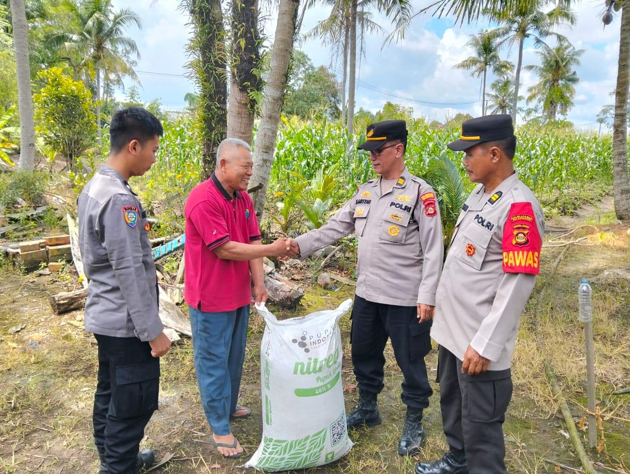 Polsek Sako Salurkan Bantuan Pupuk untuk Dukung Ketahanan Pangan di Palembang