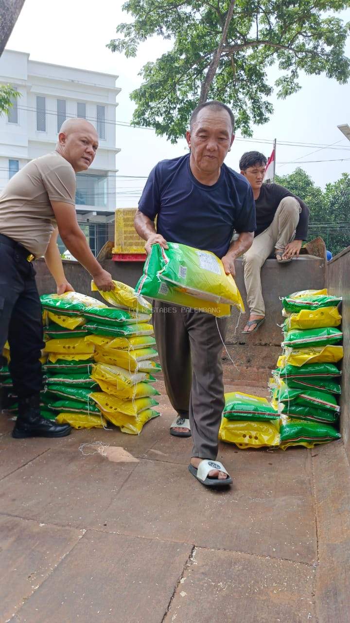 Polsek Kemuning Gelar Gerakan Pangan Murah untuk Masyarakat