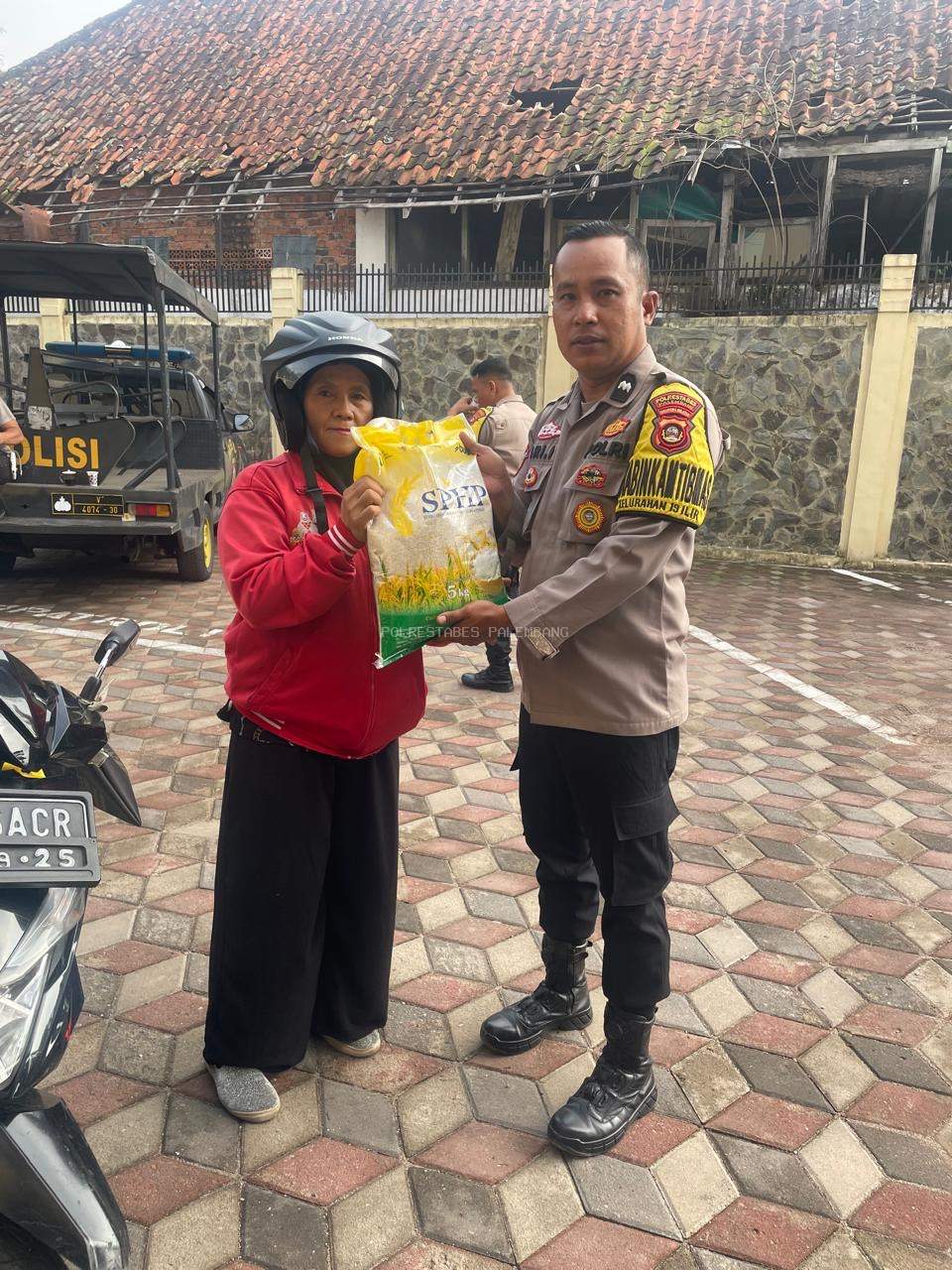 Polsek Ilir Barat I Gelar Gerakan Pangan Murah untuk Warga Palembang