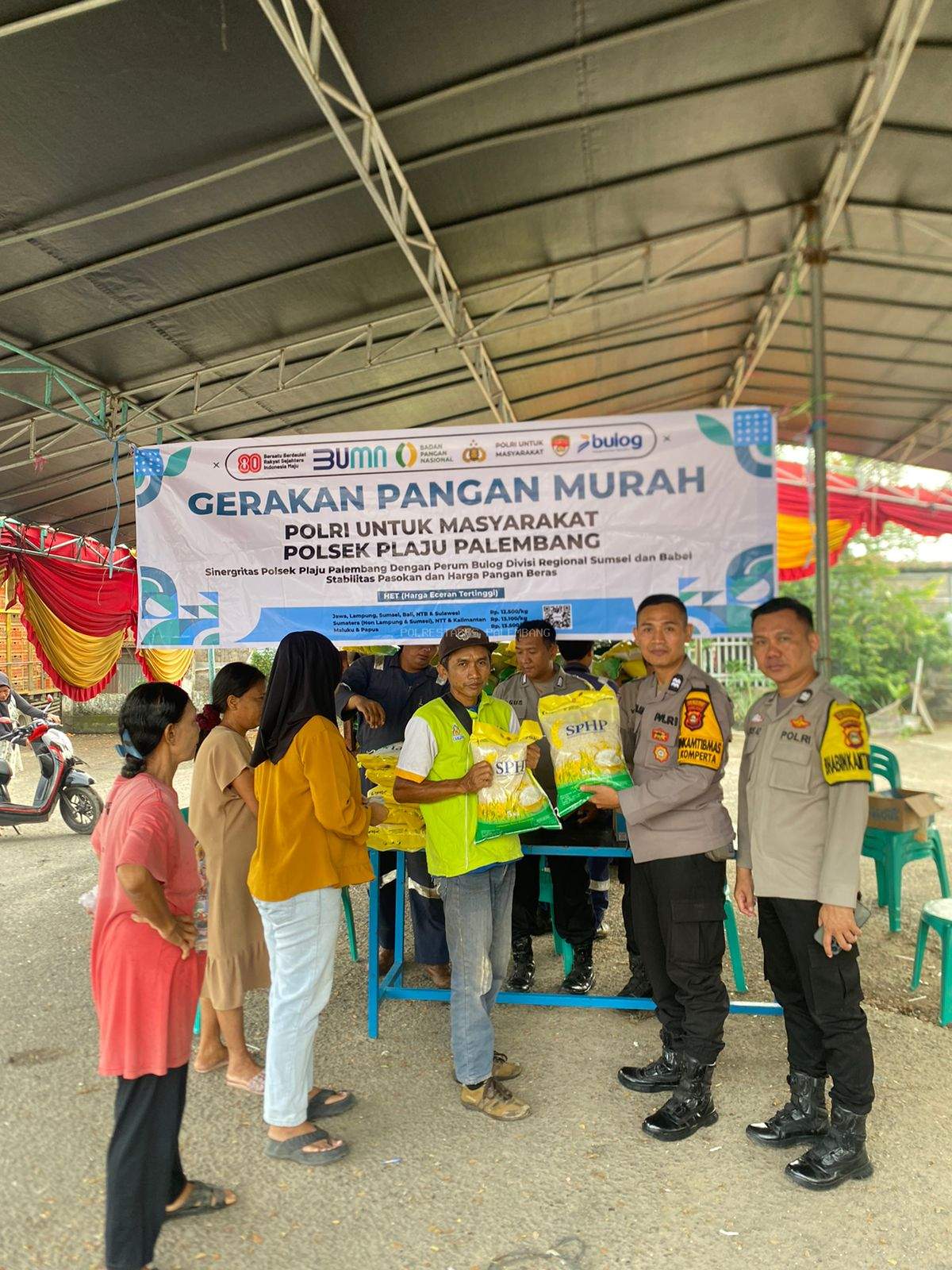 Polri dan Bulog Hadirkan Beras Murah untuk Warga Plaju
