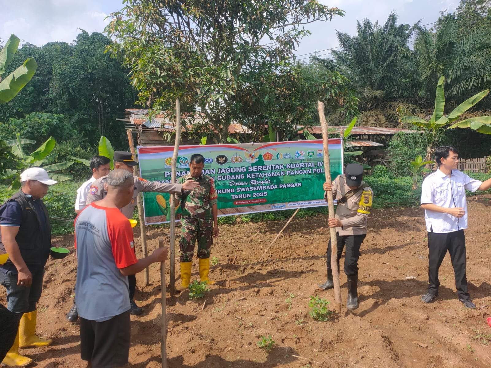 Polsek Gandus Dukung Program Ketahanan Pangan, Tanam Jagung Serentak di Kelurahan Pulokerto