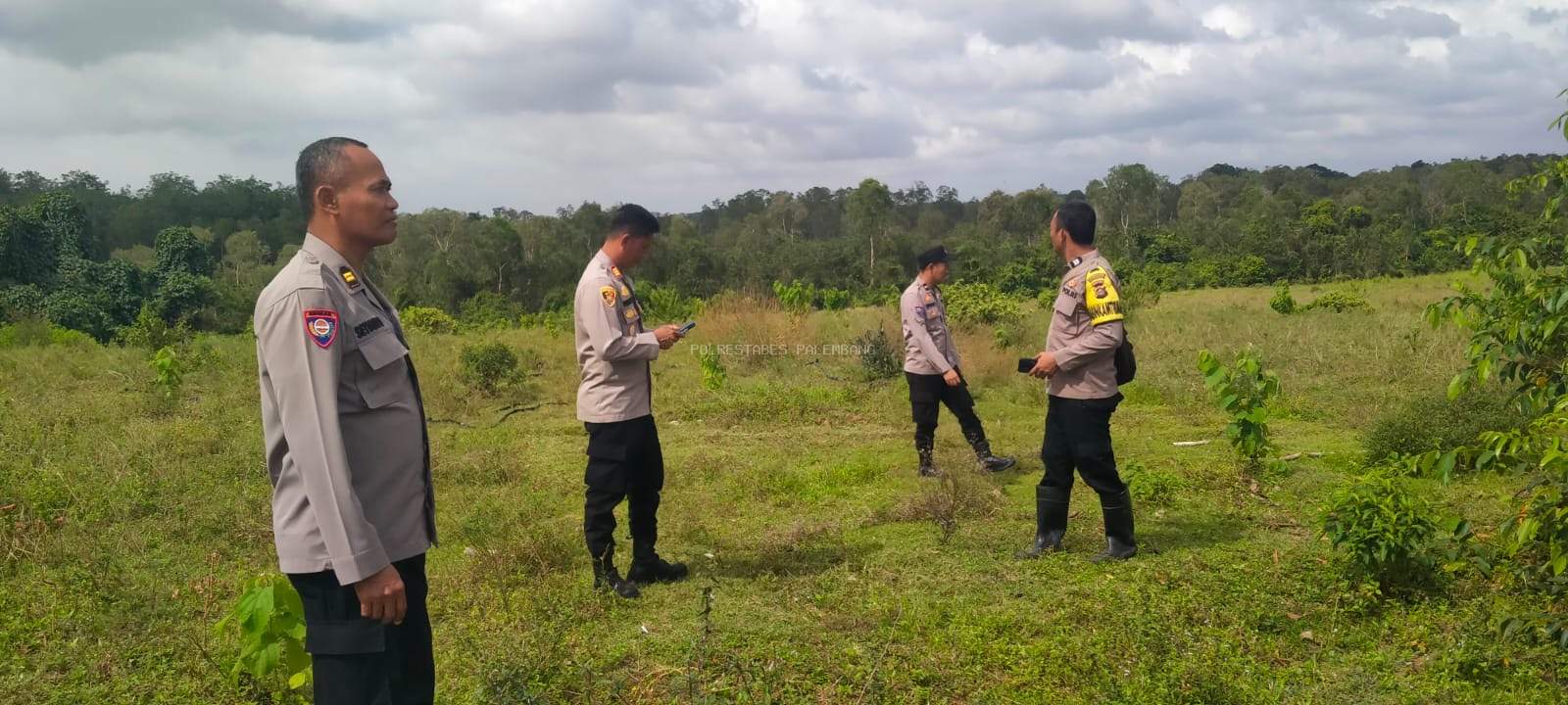 Dukung Ketahanan Pangan, Kapolsek Gandus Tinjau Lahan Kosong Bersama Personel Binmas