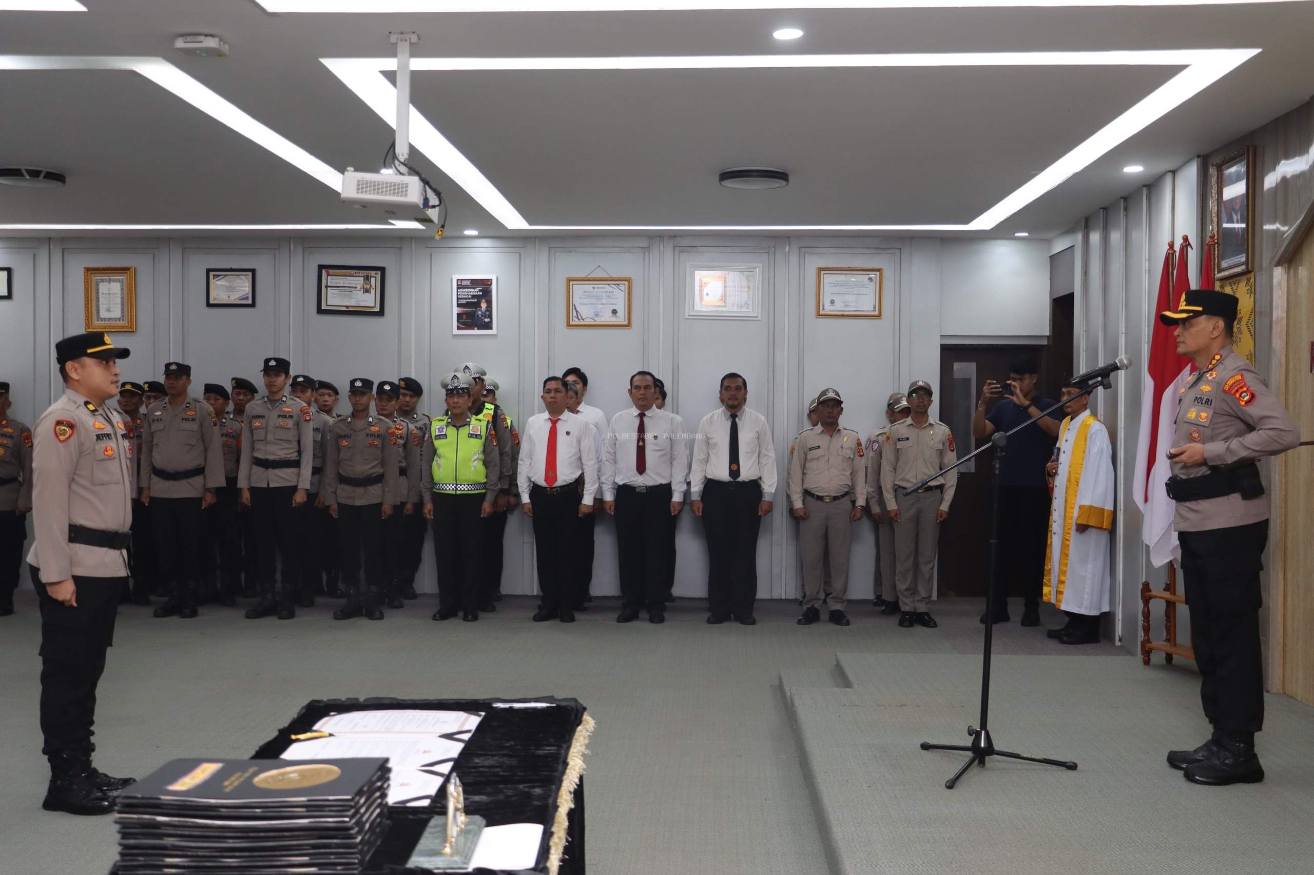 Kapolrestabes Palembang Pimpin Sertijab PJU dan Kapolsek, Momen Regenerasi dan Penguatan Organisasi